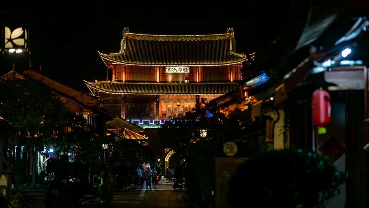 巍山古城夜景：瓦檐下的光影，是时间忘了带走的碎金